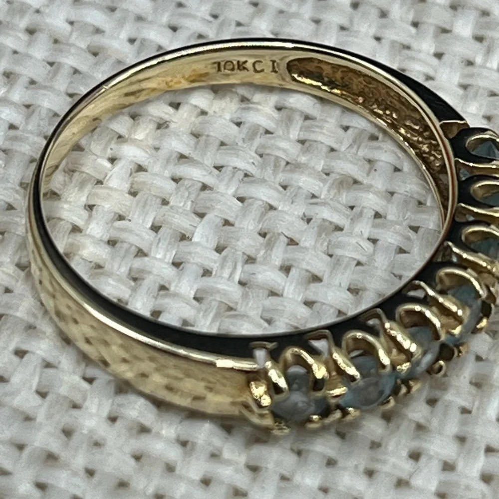 ✨ Vintage 10K Gold Natural Aquamarine Band Ring – Estate Beauty! ✨